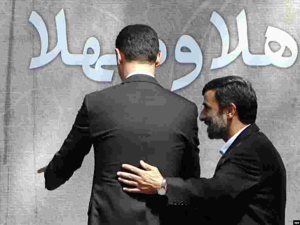 Mahmud Ahmadinedžad (desno) i Bashar al-Assad u Teheranu - Iran - Iranski predsednik Mahmud Ahmadinedžad pozdravlja predsednika Sirije Bashar al-Assada koji je došao u jednodnevnu posetu, u predsedničkoj palati u Teheranu, 19. avgust 2009. 