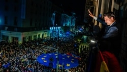 Nicușor Dan, președintele ales al României, îi salută pe susținătorii săi de la balconul sediului de campanie, în București, 19 mai 2025.