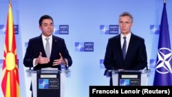 Ministri i Jashtëm i Maqedonisë, Nikolla Dimitrov dhe Sekretari i Përgjithshëm i NATO-s, Jens Stoltenberg në konferencë pas nënshkrimit të protokollit për anëtarësim.