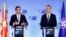 Ministri i Jashtëm i Maqedonisë, Nikolla Dimitrov dhe Sekretari i Përgjithshëm i NATO-s, Jens Stoltenberg në konferencë pas nënshkrimit të protokollit për anëtarësim.