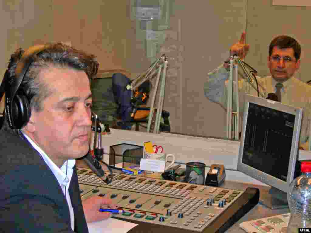 کيان معنوی، سال تحويل و روز اول فروردين را در اتاق فرمان سر کرد. حميد فاطمی هم از استوديو علامتی می دهد که کيان نمی بيند