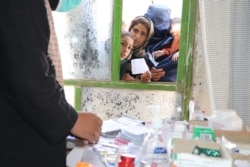 Очередь в центр медицинской помощи жителям Афганистана, страдающим от недоедания, в провинции Урузган. 8 октября (Мохаммад Шариф Шарафат)