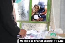Afgani care suferă de malnutriție așteaptă tratament medical în provincia sudică Uruzgan, pe 8 octombrie. (Mohammad Shareef Sharafat, RFE/RL)