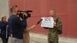 Анатолий Туманов проводит одиночный пикет под зданием российского правительства Севастополя