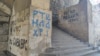 Grafiti ispisani na platou ispod Brankovog mosta u centru Beograda, gde je trebalo da se održi komemoracija žrtvama srebreničkog genocida.