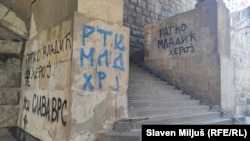 Grafiti ispisani na platou ispod Brankovog mosta u centru Beograda, gde je trebalo da se održi komemoracija žrtvama srebreničkog genocida.