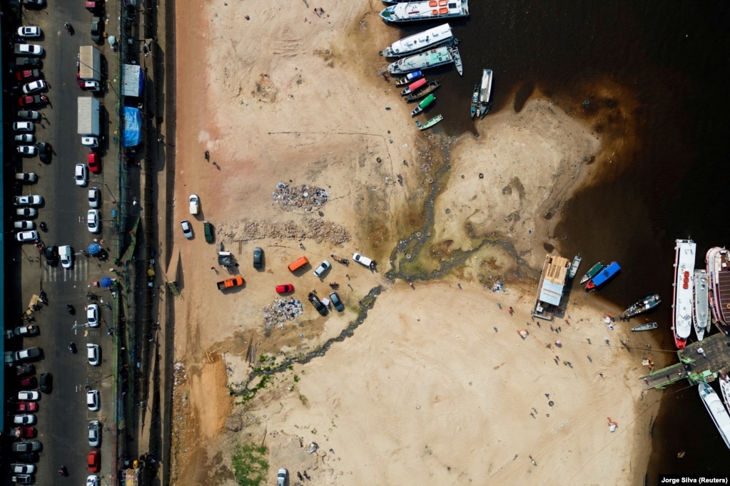 Brigjet e thata të Rio Negros, në qendër të Manaus në shtetin e Amazonës, Brazil, 16 shtator 2024.