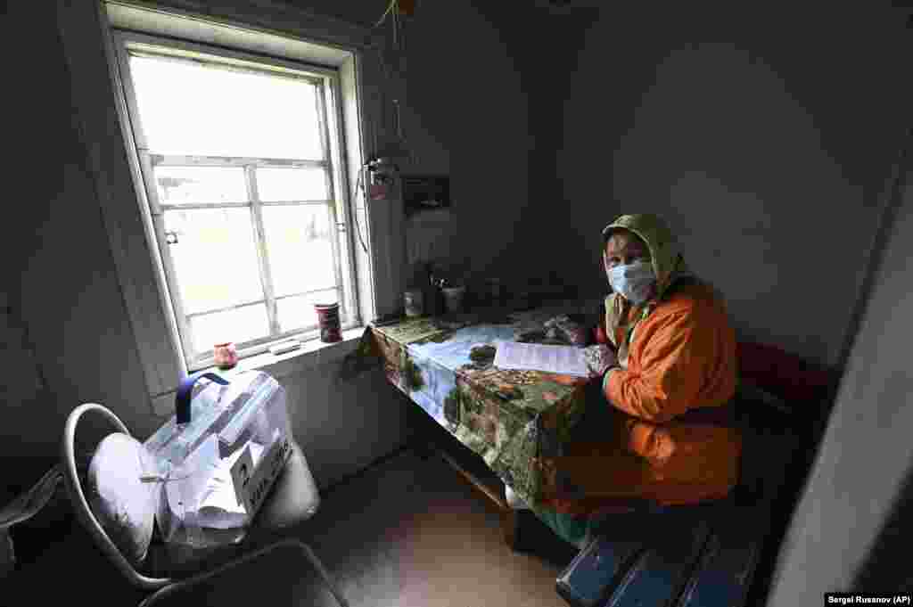 A woman fills in her ballot during early voting in Russia&#39;s parliamentary elections, at a deer camp in the Tyumen region on September 9. Parliamentary elections will be held in Russia from September 17-19.