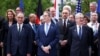 Міністри та інші учасники G7 позують для групового фото в Парижі 18 травня 2026 року