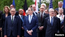 Міністри та інші учасники G7 позують для групового фото в Парижі 18 травня 2026 року