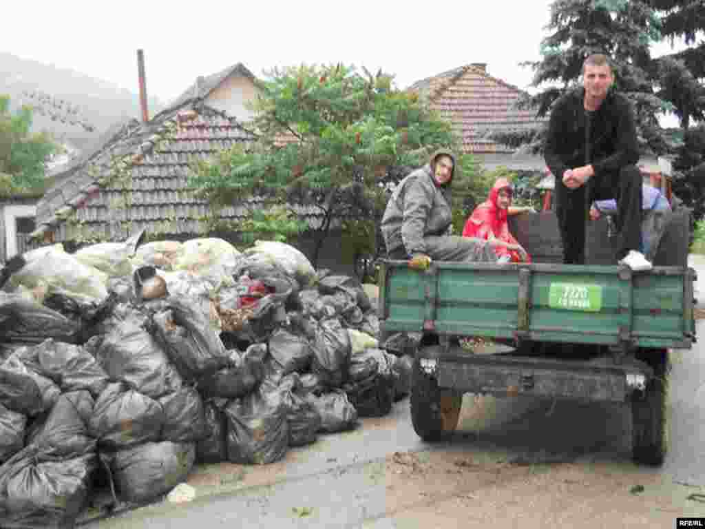 Ovo je druga godina kako se u Zlakusi organizuje petnaestodnevni međunarodni ekološki kamp. Deset studenata iz osam zemalja petnaest dana čistilo je užičko selo Zlakusu. Foto: Novka Ilić