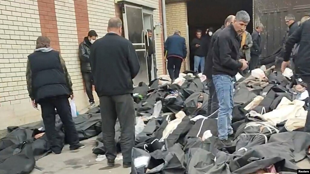 اجساد در محوطه بیرون از ساختمان پزشکی قانونی کهریزک تهران. یک‌شنبه ۲۱ دی