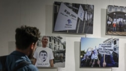 На фотовыставке, посвященной 10-й годовщине со дня похищения крымскотатарского активиста, члена исполнительного комитета Всемирного конгресса крымских татар Эрвина Ибрагимова, в Крымском доме в Киеве 25 мая 2026 года были представлены фото из архива проекта Крым.Реалии
