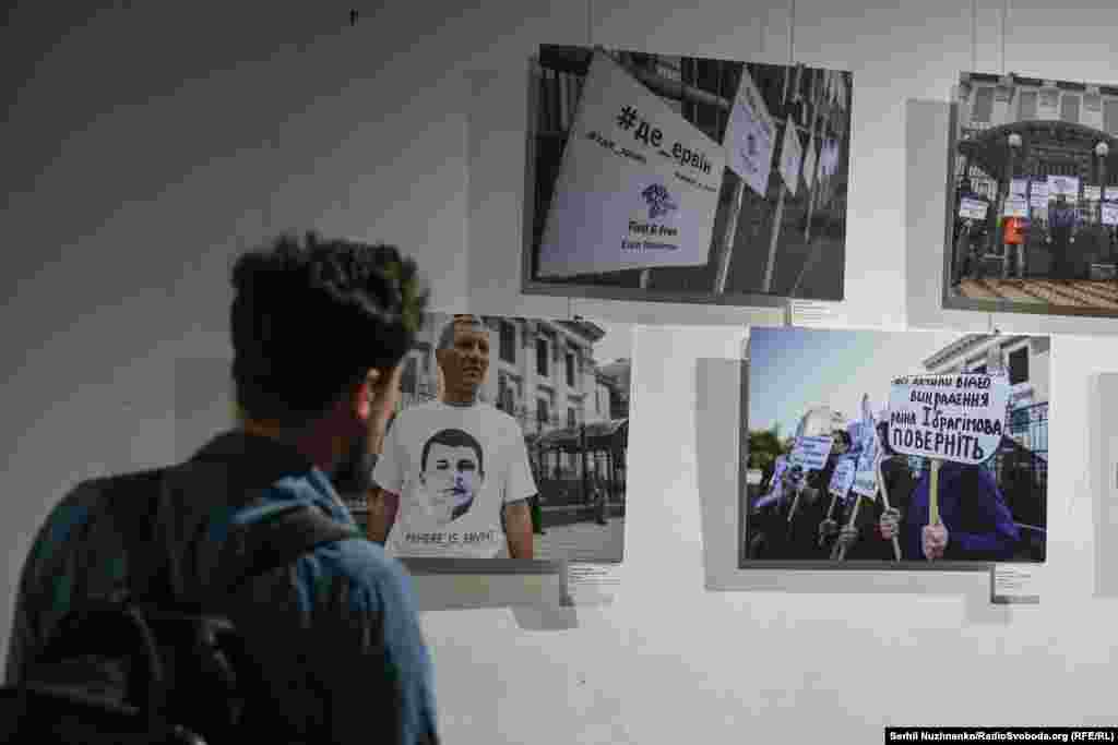 На фотовыставке, посвященной 10-й годовщине со дня похищения крымскотатарского активиста, члена исполнительного комитета Всемирного конгресса крымских татар Эрвина Ибрагимова, в Крымском доме в Киеве 25 мая 2026 года были представлены фото из архива проекта Крым.Реалии