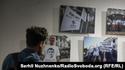 На фотовыставке, посвященной 10-й годовщине со дня похищения крымскотатарского активиста, члена исполнительного комитета Всемирного конгресса крымских татар Эрвина Ибрагимова, в Крымском доме в Киеве 25 мая 2026 года были представлены фото из архива проекта Крым.Реалии