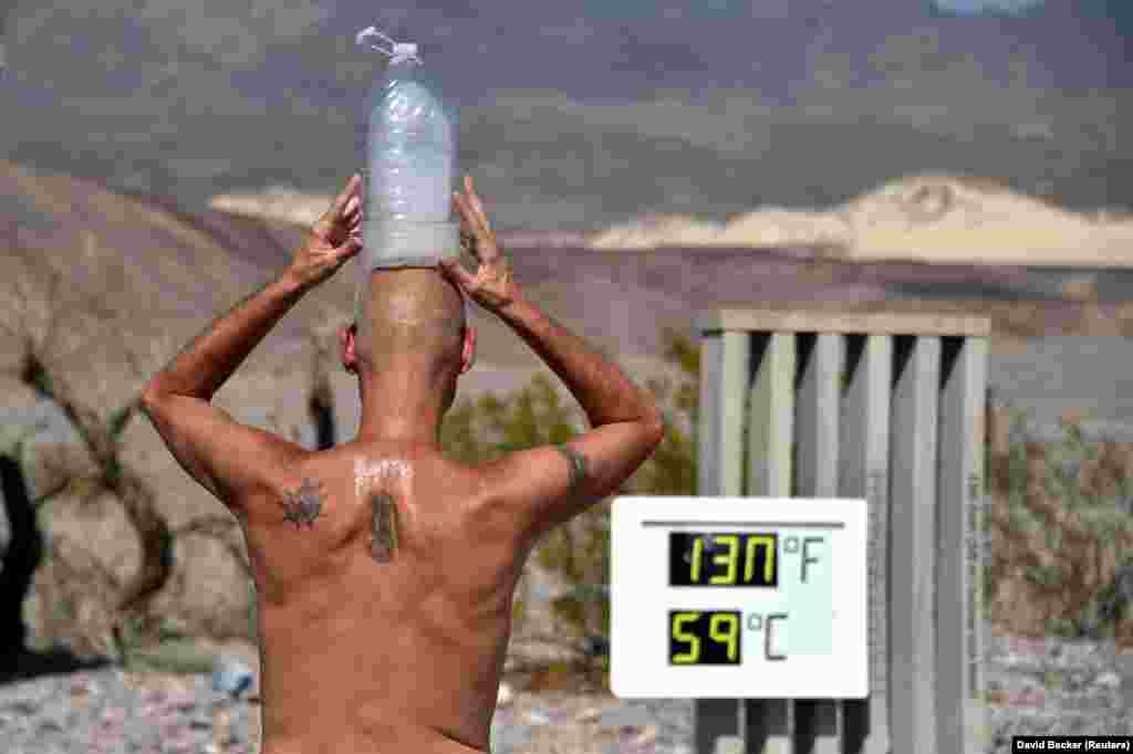 A kaliforniai Death Valley-ben egyensúlyoz vizes palackot a fején ez a férfi a hőségben.&nbsp;