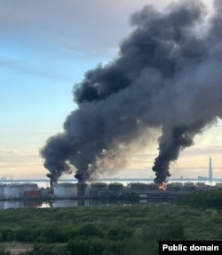 После атаки беспилотников горит "Петербургский нефтяной терминал"
