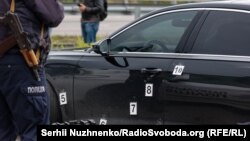 Mașina consilierului prezidențial Serhi Shefir după atac, cercetată de poliție, Kiev, Ucraina, 22 septembrie 2021. 