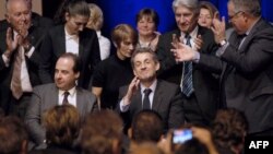 نیکولا سرکوزی (وسط تصویر) در کنار هم‌حزبی‌هایش