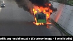 Тошкентда ёнган автобуслардан бири.