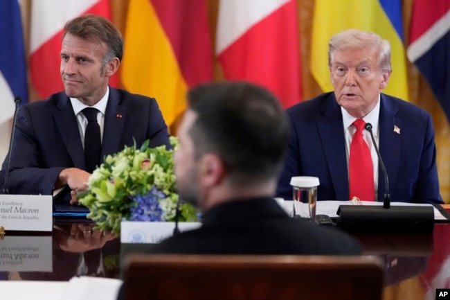 Президенти Трамп і Макрон, а спиною сидить президент Зеленський
