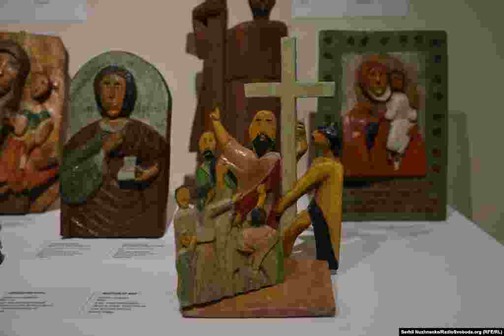 Деревʼяна скульптура «Хрещення Русі», 1970-ті роки. Автор – Ананій Бовсунівський з села Бовсуни  Житомирської області