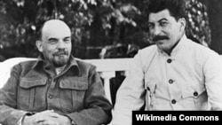 Владимир Ленин (слева) и Иосиф Сталин, 1922-1923