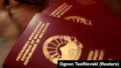 Pasaportë me emrin e vjetër të shtetit.