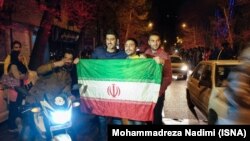 په ايران کې خلکو د تهران پر اټومي پروګرام د مقدماتي موافقې هرکلى وکړ