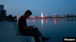 Muškarac sjedi uz obalu rijeke Taedong u Pjongjangu, Sjeverna Koreja (fotoarhiv)