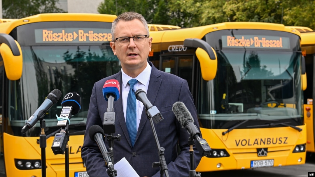Bence Rétvári, secretar de stat în Ministerul Resurselor Umane, a declarat pe 6 septembrie, dintr-o autobază cu autocare, că Ungaria va „oferi acestor imigranți ilegali, voluntar, gratuit, călătorii dus-întors la Bruxelles”.