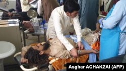 Парамедики надають допомогу пораненому в боях за Спін Болдак, лікарня в Чамані, Пакистан, 16 липня 2021 року