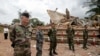 Воени аташеа и дипломати од 13 земји, вклучувајќи ги Франција и Австралија, го набљудуваат спроведувањето на договорот за прекин на огнот меѓу Камбоџа и Тајланд до уништената зграда на граничниот премин Ан Сес во камбоџанската покраина Преах Вихер на 30 јули 2025 година.
