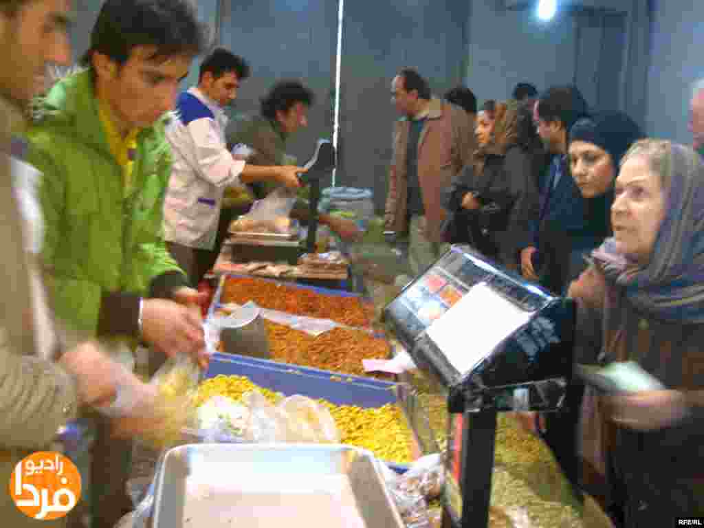 شب‌نشینی و گفت و شنود، آن هم در بلندترین شب سال، بدون آجیل لذتی ندارد. خرید آجیل یکی از دغدغه‌های خانواده‌ها در آستانه شب یلداست