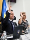 Kryeministri në detyrë Albin Kurti dhe anëtarët e Qeverisë në detyrë votojnë gjatë një mbledhjeje më 19 shtator.