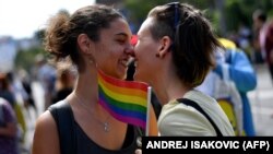 Gay Pride in Belgrad. Mii de ruși care au fugit de război s-au stabilit la capitala Serbiei, unde sunt, în general, bine primiți de sârbi, în mare parte rusofili. În același timp, chiriile în Belgrad s-au dublat sau chiar triplat într-un an.