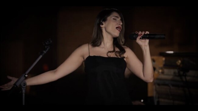 «کنسرت فرضی» پرستو احمدی بدون حجاب اجباری در ایران