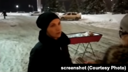 Анна Плотникова с гробом у здания областного правительства