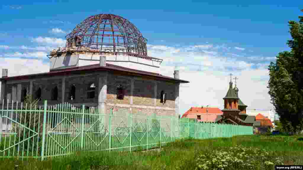 Мечеть у&nbsp;Білоглинці методом народного будівництва почали зводити в 2018 році. Поки ж місцеві мусульмани проводять колективні намази в тимчасовому приміщенні, розташованому поруч зі споруджуваною мечеттю. Дерев&#39;яну церкву Московського патріархату Амвросія Оптинського, що&nbsp;за мечеттю, побудували за рік &ndash; у 2012 році 