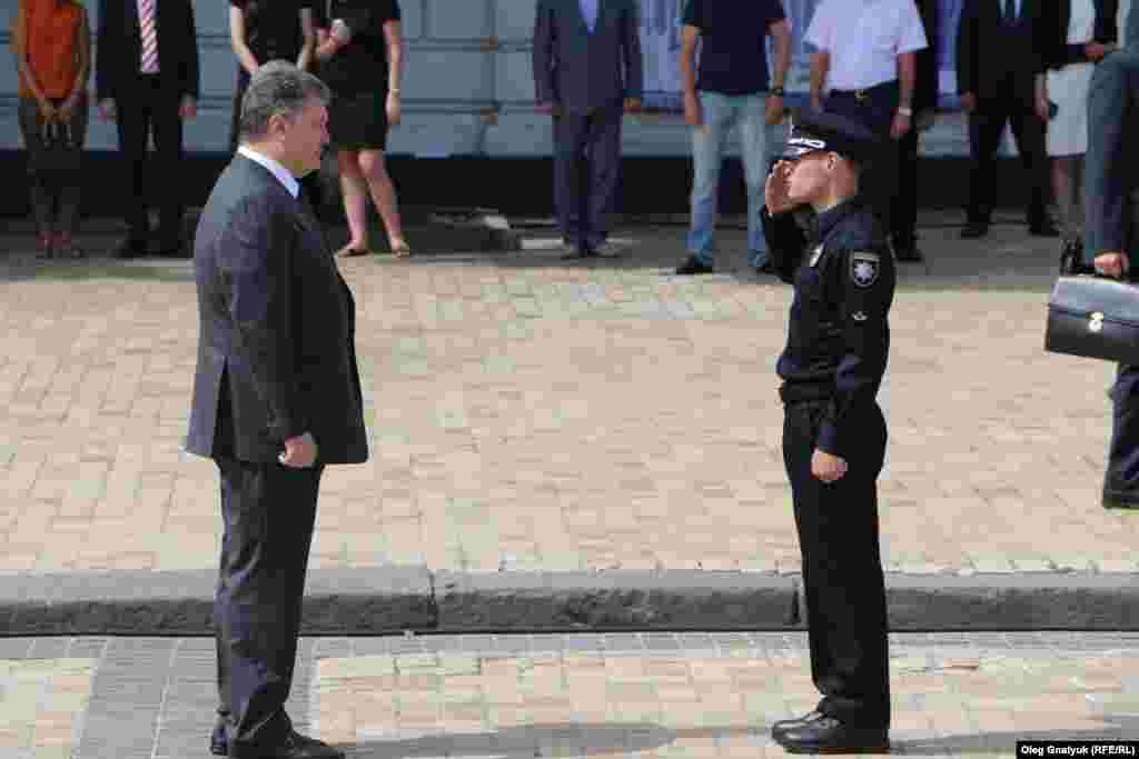 Командир новоствореного патруля Олександр Фацевич вітається з президентом