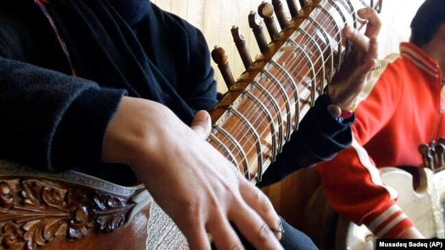 هنرمندان افغان از جامعۀ جهانی خواستار توجه به وضعیت خود هستند.