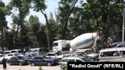 Car trafic in the center of Dushanbe, May, 07