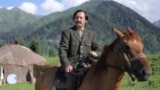Эрлан Бекчоро Чокан Валихановдун ролунда. 