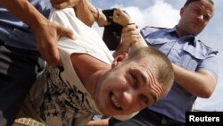 Задержание участника акции в поддержку Таисии Осиповой в Москве