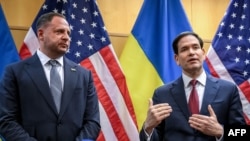 Andrii Iermak (stânga) și secretarul de stat american, Marco Rubio, la o conferință de presă comună, în Geneva, în noiembrie 2025