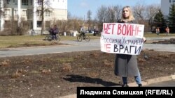 Ирина Милютина во время своего пикета