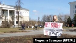 Орусиялык пикетчи "Согушка жол жок! Орусия менен Украина кас душмандар эмес" деген сөздөрү бар жарнакты көтөрүп турат. Псков шаары, Орусия. 2021-жылдын 11-апрели.