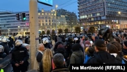 Demonstranti stoje naspram policije, Beograd, 31. mart 2026.