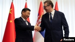 Kineski predsjednik Xi Jinping se rukuje sa predsjednikom Srbije Aleksandrom Vučićem tokom posjete Beogradu, 8. maja 2024.