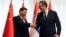 Kineski predsjednik Xi Jinping se rukuje sa predsjednikom Srbije Aleksandrom Vučićem tokom posjete Beogradu, 8. maja 2024.